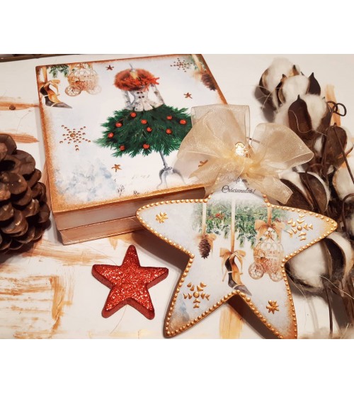 Set cadou pentru Craciun, handmade, format din cutie confectionata din lemn, 16x16 cm si decoratiune din lemn in forma de stea, 14 cm.